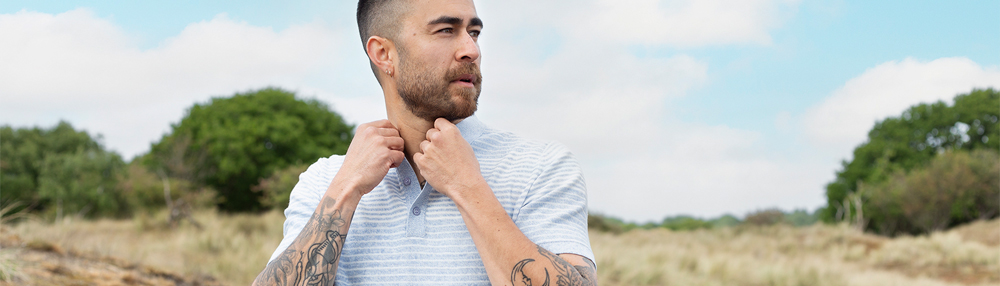 casual outfit voor mannen boven de 40 met jeans en polo